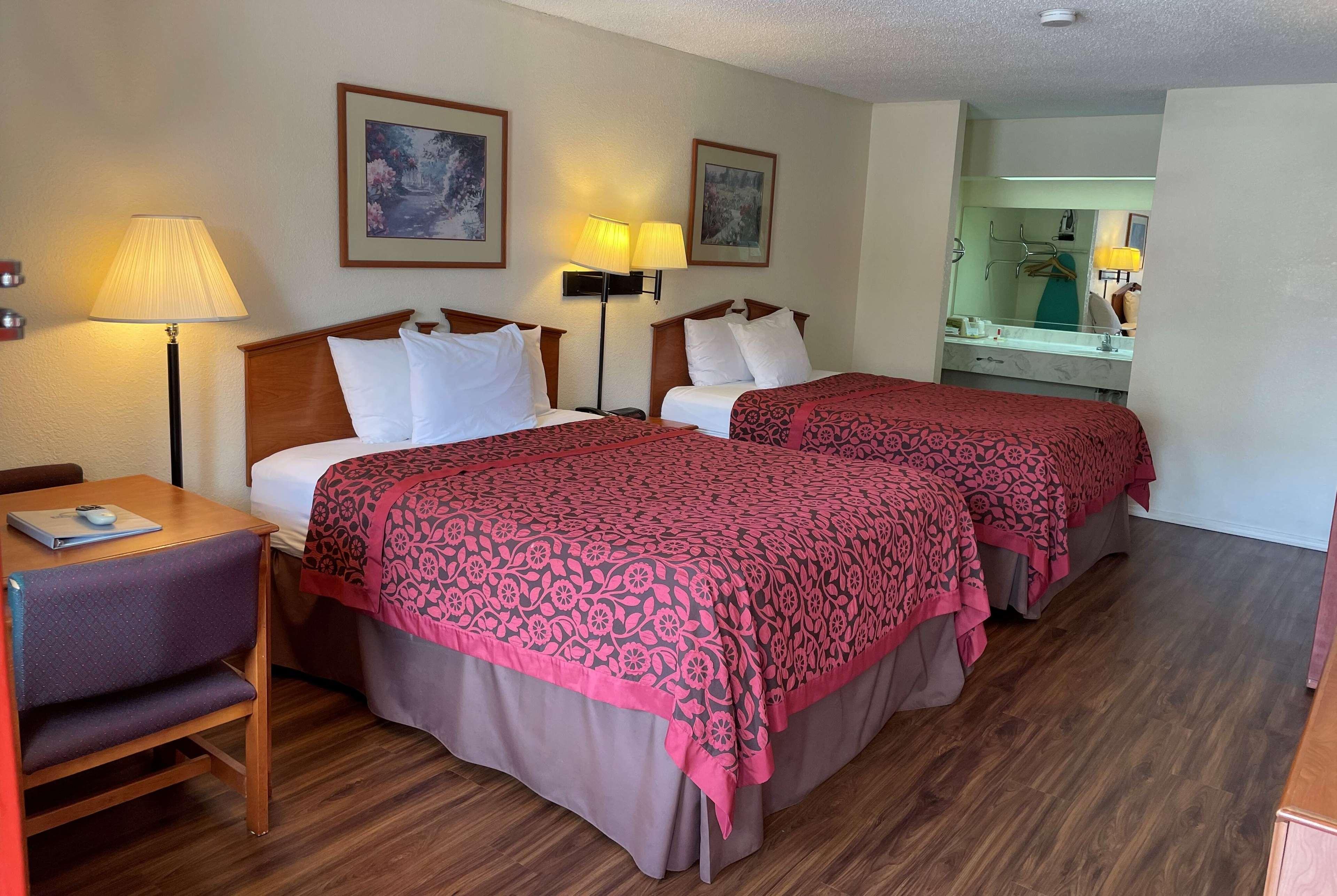 Days Inn & Suites By Wyndham Marshall Eksteriør billede