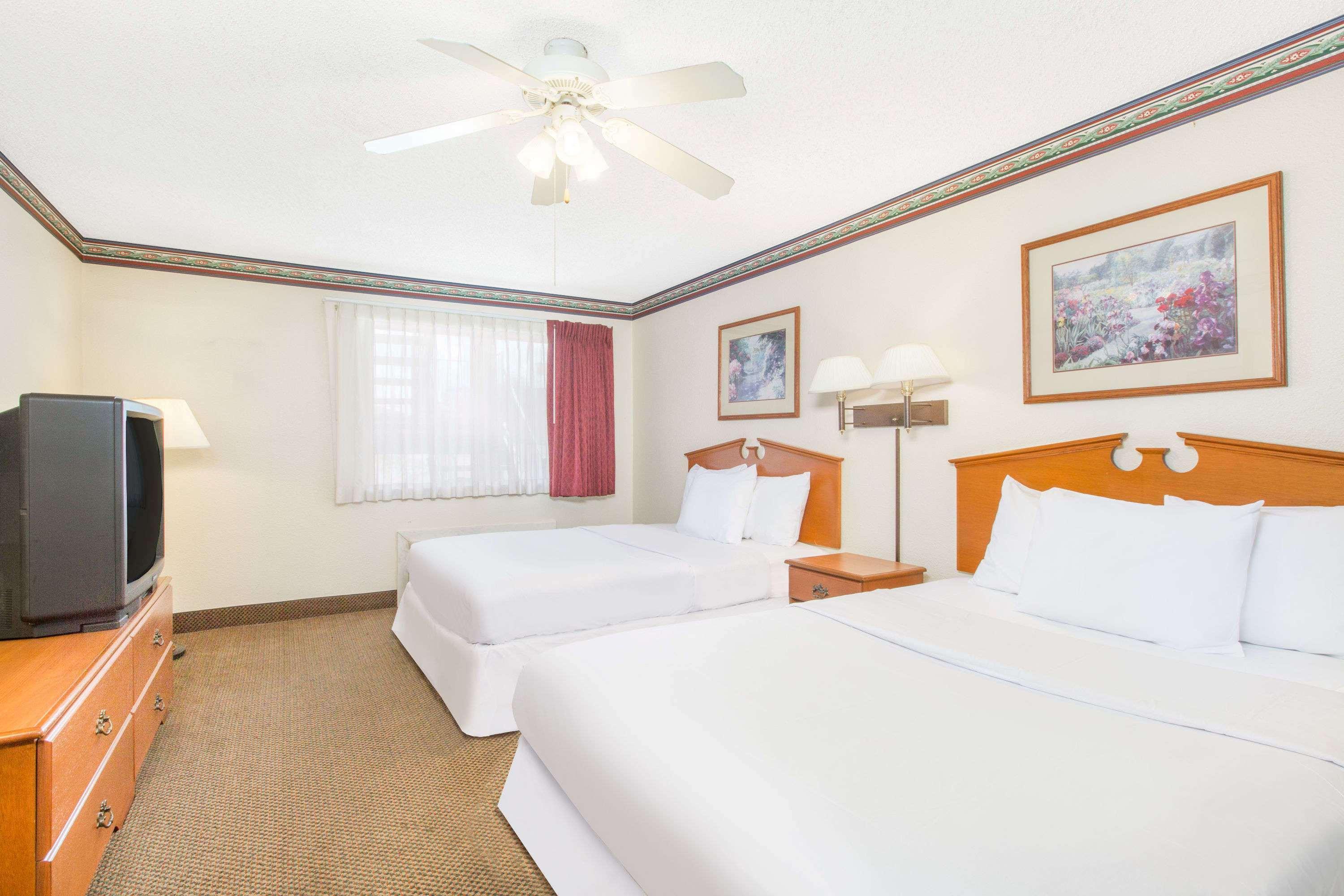 Days Inn & Suites By Wyndham Marshall Eksteriør billede