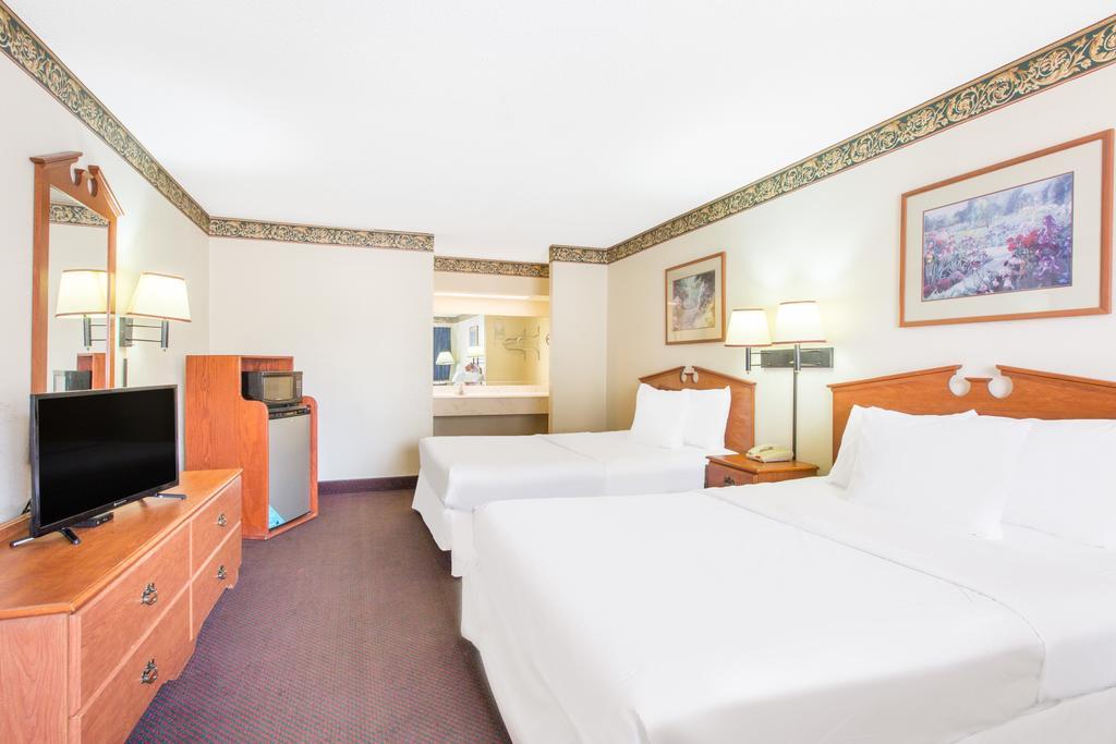Days Inn & Suites By Wyndham Marshall Eksteriør billede